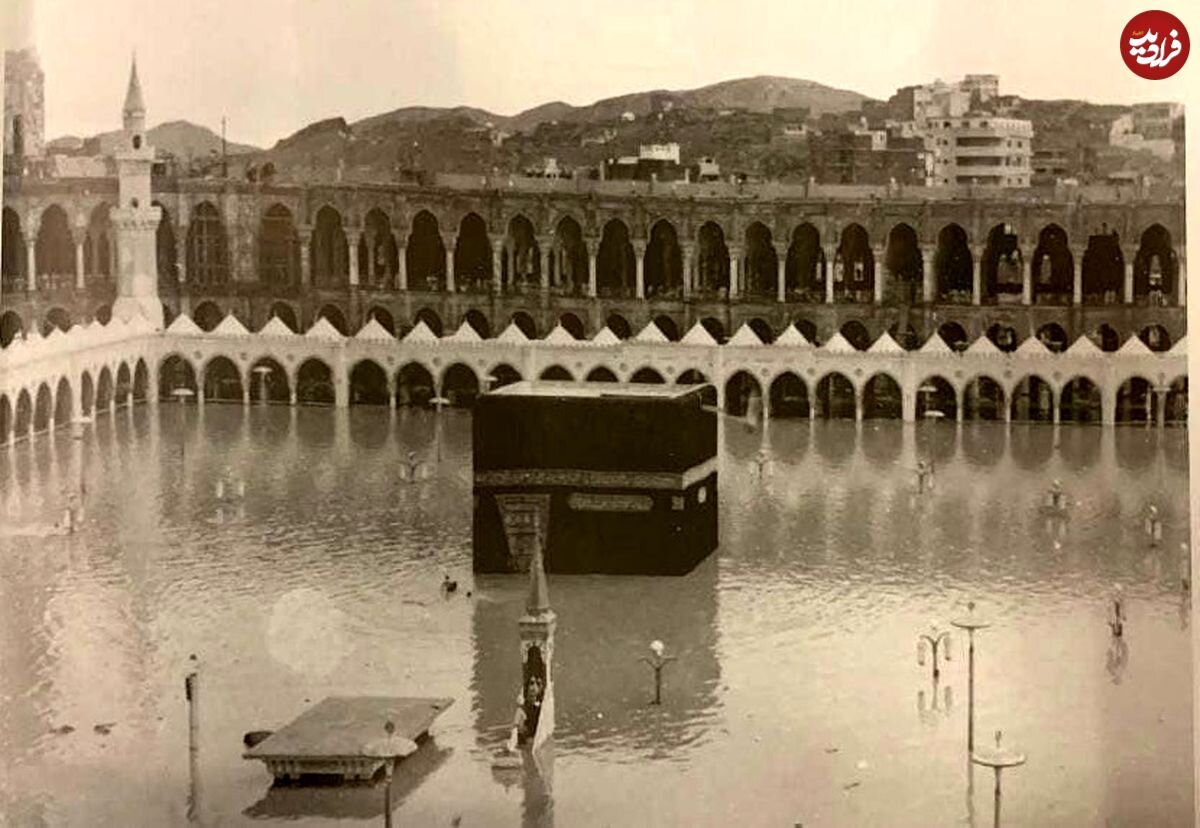 عکس دیده‌نشده از «سیل مکّه» و  مردی که کنار «کعبه» شنا می‌کند