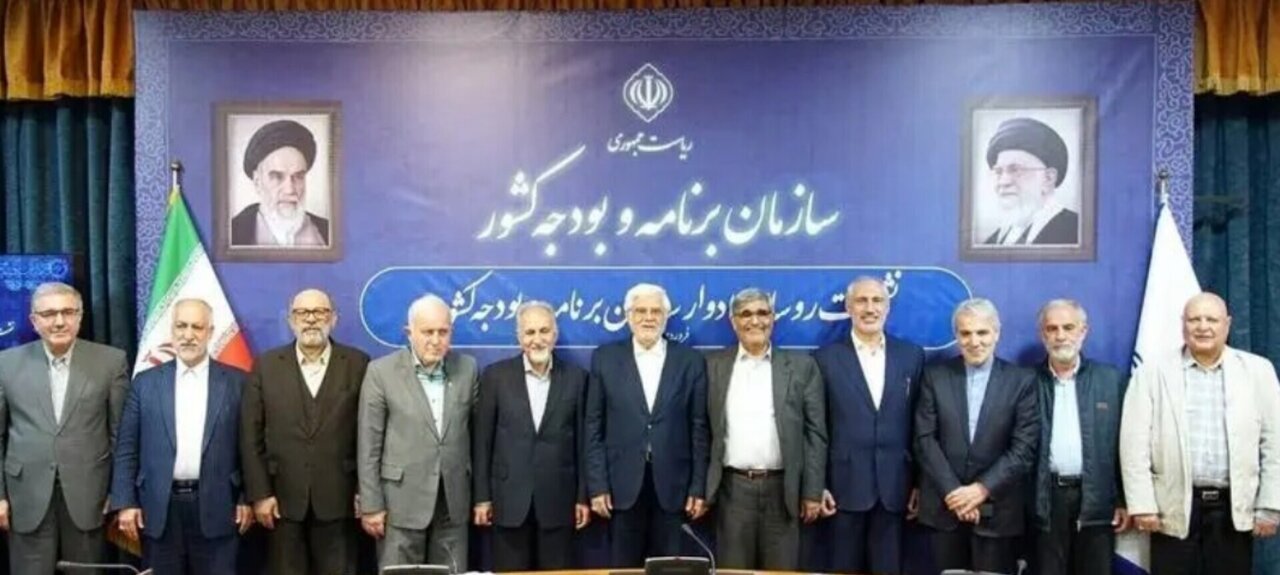 حضور محمدعلی نجفی در سازمان برنامه و بودجه؛ شهردار پیشین تهران به عرصه سیاست بازگشت؟ ۲۷ فروردین ۱۴۰۴ ۸۹۶۴۱ سیاست ایران اکوایران: محمدعلی نجفی، شهردار پیشین تهران پس از آزادی از زندان در سال ۱۴۰۲، در جلسه روسای ادوار سازمان برنامه و بودجه حضور یافت؛ این نشست با حضور محمدرضا عارف برگزار شد و گمانهزنیهایی درباره بازگشت نجفی به فعالیتهای عمومی را تقویت کرد. حضور محمدعلی نجفی در سازمان برنامه و بودجه؛ شهردار پیشین تهران به عرصه سیاست بازگشت؟ به گزارش اکوایران، محمدعلی نجفی در جلسه اخیر سازمان برنامه و بودجه حضور پیدا کرد. گوشی موبایل شیائومی Redmi A3 4G دو سیم کارت ظرفیت 64 گیگابایت رم 3 گیگابایت رو با تخفیف بخر! خرید به گزارش ایلنا، در جلسه اخیر نشست روسای ادوار سازمان برنامه و بودجه کشور محمدعلی نجفی حضور پیدا کرد. او فروردین ماه 1402 پس از طی بخشی از دوران محکومیتش از زندان آزاد شد. نشست روسای ادوار سازمان برنامه و بودجه کشور، شامگاه -سهشنبه ۲۶ فروردینماه- با حضور محمدرضا عارف، معاون اول رئیسجمهوری و جمعی از روسای ادوار سازمان برنامه و بودجه کشور برگزار شد. 1953106_715 سرنوشت پرونده محمدعلی نجفی محمدعلی نجفی در سال ۱۳۹۶ به اتهام قتل همسر دوم خود، میترا استاد، بازداشت شد. نجفی ادعا کرد که قتل غیرعمد بوده و در جریان یک مشاجره رخ داده است. با این حال، دادگاه او را به قتل عمد متهم کرد و در سال ۱۳۹۸ به قصاص محکوم شد. پس از اعتراضات و بررسیهای قضایی، حکم قصاص به ۱۲.۵ سال حبس کاهش یافت. به گزارش رویداد 24، محمدعلی نجفی در تاریخ ۸ فروردین ۱۴۰۲ پس از گذراندن حدود چهار سال از محکومیت خود، با عفو رهبر انقلاب از زندان آزاد شد. این آزادی بار دیگر نام او را به صدر اخبار برد و گمانهزنیهایی درباره بازگشت احتمالی او به فعالیتهای عمومی ایجاد کرد. حضور او در جلسه سازمان برنامه و بودجه میتواند نشانهای از این بازگشت باشد. سیری در سابقه مدیریتی نجفی: از آموزش و پرورش تا شهرداری تهران محمدعلی نجفی سابقهای طولانی و متنوع در مدیریت کلان کشور دارد. نجفی در دولتهای میرحسین موسوی و اکبر هاشمی رفسنجانی به عنوان وزیر آموزش و پرورش فعالیت کرد. او در این دوره اصلاحات متعددی در نظام آموزشی کشور پیاده کرد. در دولت سید محمد خاتمی نیز نجفی به عنوان رئیس سازمان برنامه و بودجه منصوب شد. او در این نقش مسئولیت تدوین بودجههای سالانه و برنامهریزی توسعه اقتصادی کشور را بر عهده داشت. نجفی در ادامه به عنوان وزیر علوم در دولت خاتمی خدمت کرد و بر توسعه دانشگاهها و تحقیقات علمی تمرکز داشت. او همچنین در بازه زمانی چند ماهه از مرداد 1392 تا بهمن همان سال به عنوان رئیس سازمان میراث فرهنگی، صنایع دستی و گردشگری منصوب شد. نجفی در سال 1396 به عنوان شهردار تهران انتخاب شد، اما دوره تصدی او کوتاه بود و در سال 1397 استعفا داد. در همین رابطه: