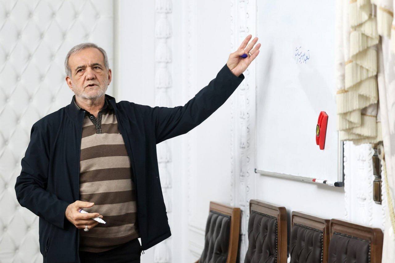 پزشکیان پای تخته رفت | تصاویر
