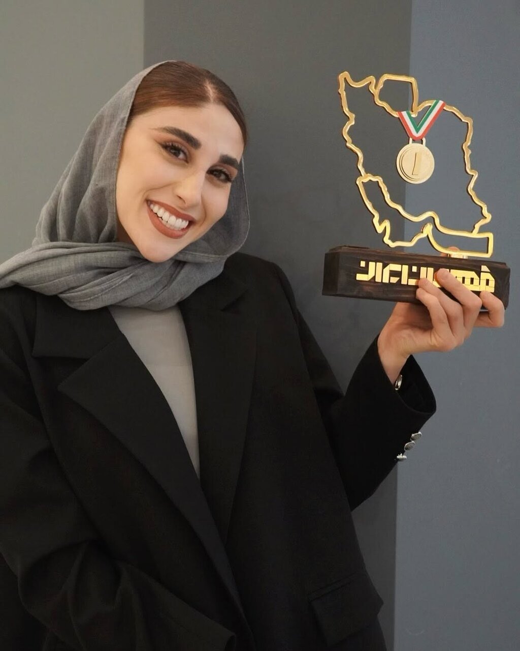 عکس | مردم ناهید کیانی را انتخاب کردند | ژست خاص ناهید کیانی برای جایزه ویژه ۱۴۰۳