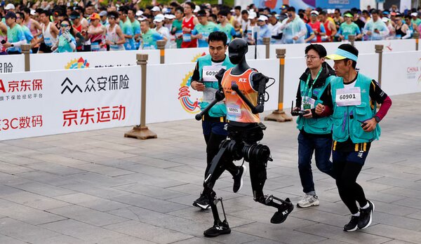 برای نخستینبار؛ مسابقه دو ماراتون بین ۲۱ ربات انساننما با انسان! | ویدئو