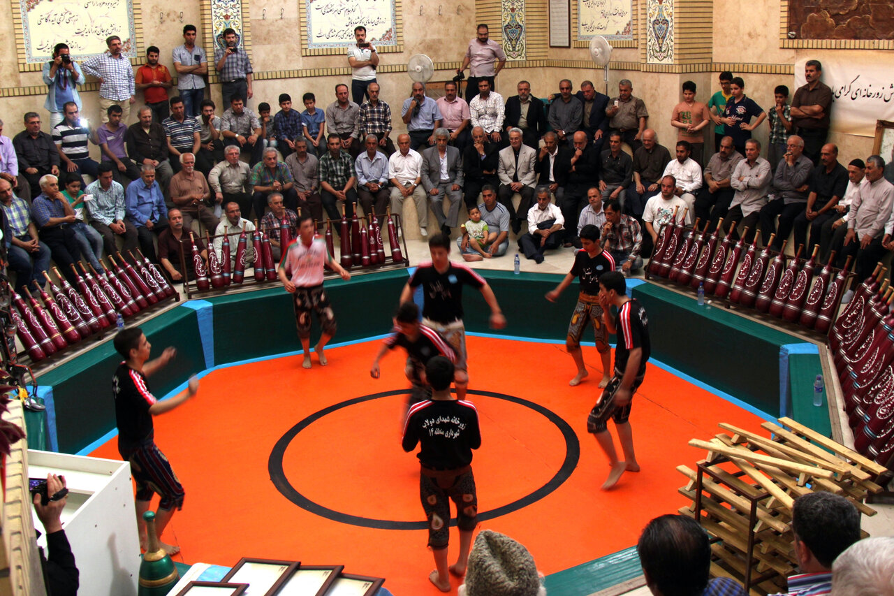 هم‌نوا با مرشد در زورخانه‌های شرق تهران