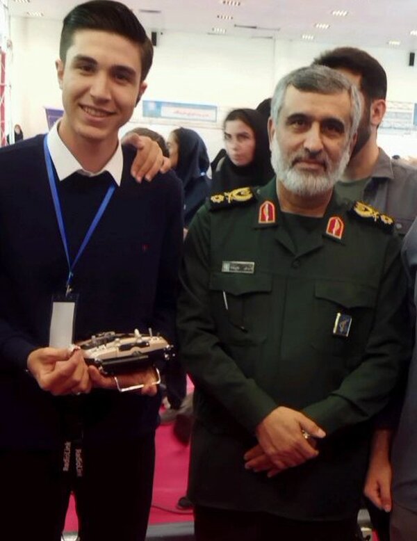 تصاویر دیدنی از پرواز پهپاد ساخته شده توسط دانش‌آموزان نخبه بروجردی + ویدئو | ماجرای عکس یادگاری دانش آموزان با سردار حاجی زاده