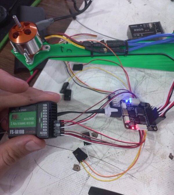 تصاویر دیدنی از پرواز پهپاد ساخته شده توسط دانشآموزان نخبه بروجردی + ویدئو | ماجرای عکس یادگاری دانش آموزان با سردار حاجی زاده