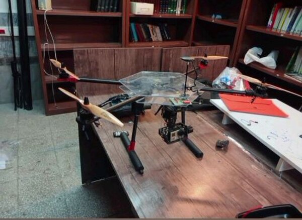 تصاویر دیدنی از پرواز پهپاد ساخته شده توسط دانشآموزان نخبه بروجردی + ویدئو | ماجرای عکس یادگاری دانش آموزان با سردار حاجی زاده