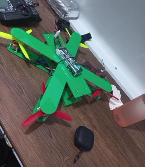 تصاویر دیدنی از پرواز پهپاد ساخته شده توسط دانشآموزان نخبه بروجردی + ویدئو | ماجرای عکس یادگاری دانش آموزان با سردار حاجی زاده