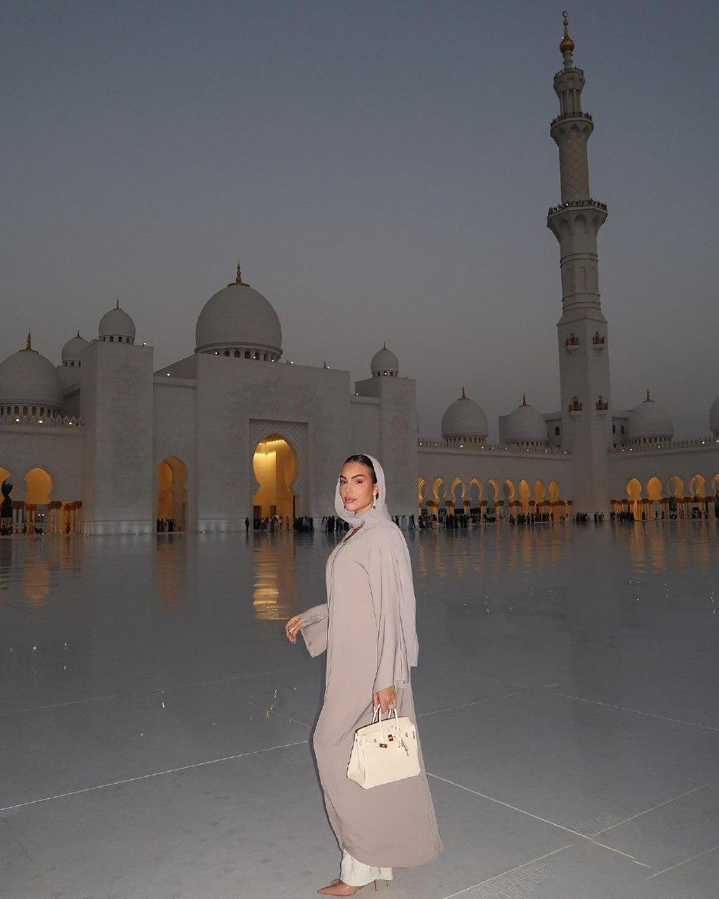 نامزد کریستیانو رونالدو با پوشش اسلامی در مسجد شیخ زاید امارات | تصاویر