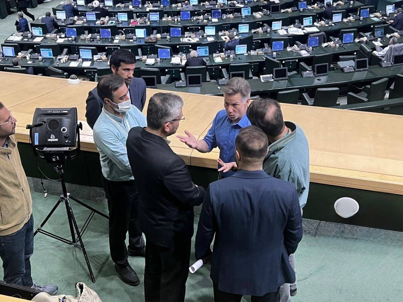 حضور خبرنگاران آمریکایی در صحن مجلس | تصاویر