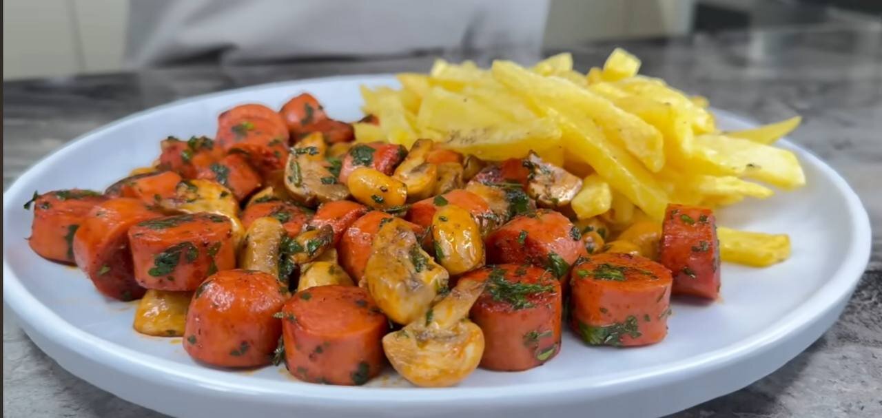 طرز تهیه خوراک سوسیس، قارچ و سیب زمینی سرخ کرده