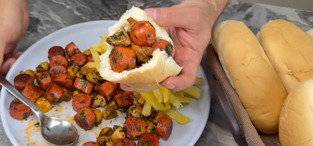 طرز تهیه خوراک سوسیس، قارچ و سیب زمینی سرخ کرده