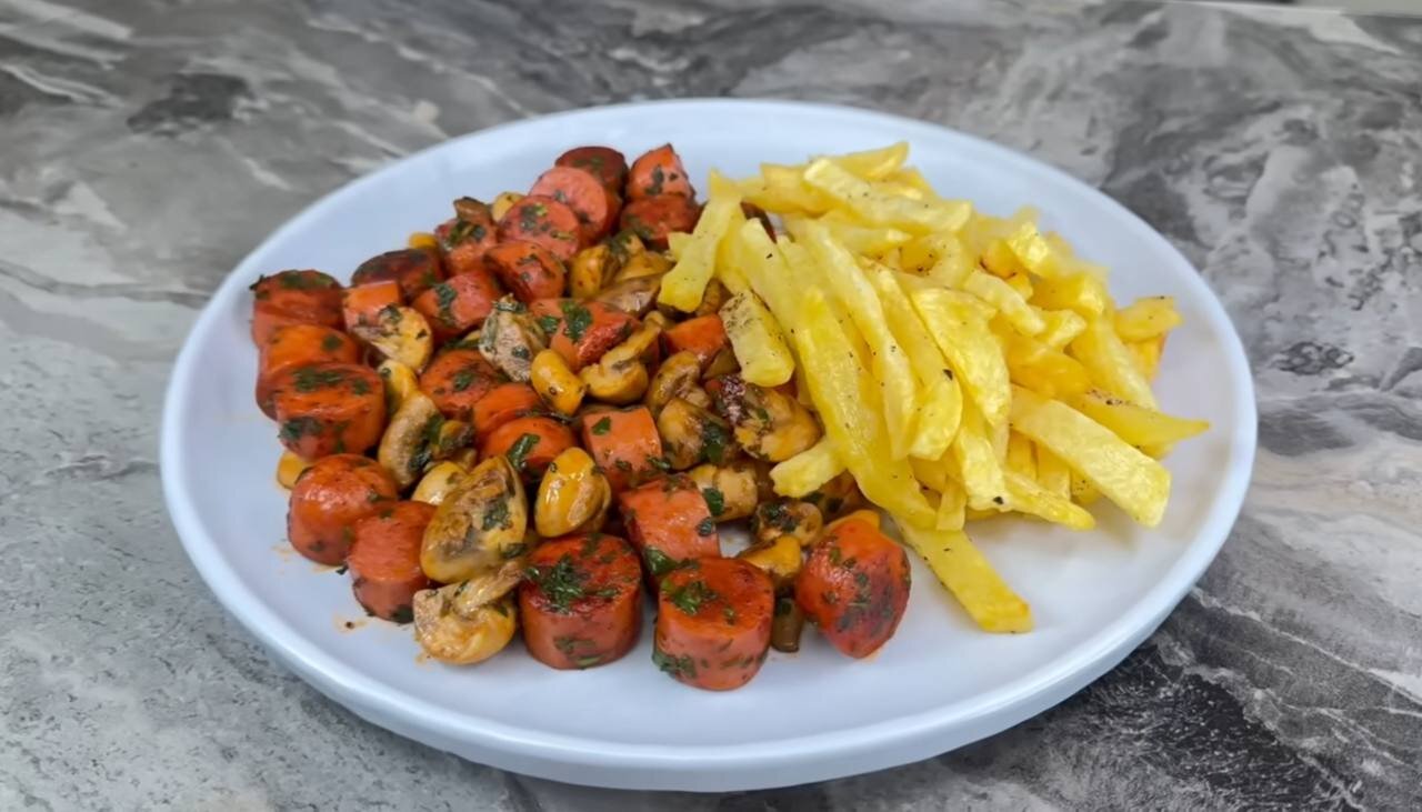 طرز تهیه خوراک سوسیس، قارچ و سیب زمینی سرخ کرده
