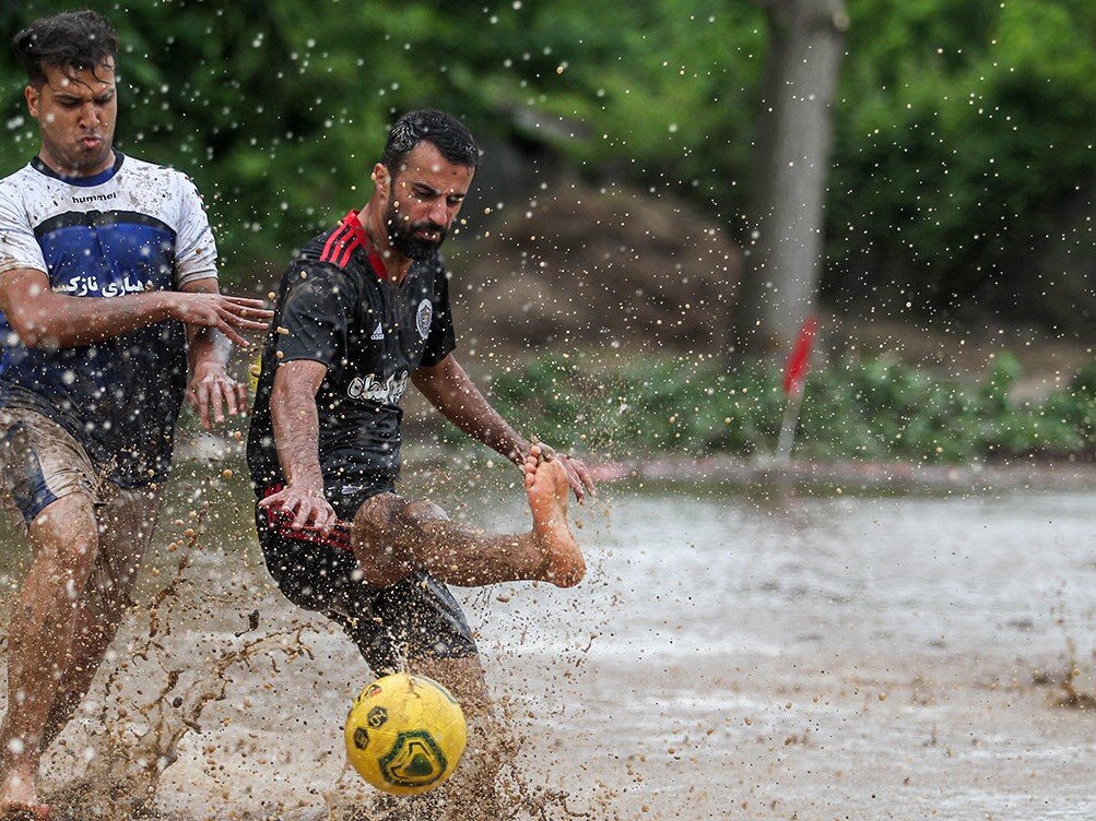 فوتبال و والیبال در شالیزار؟