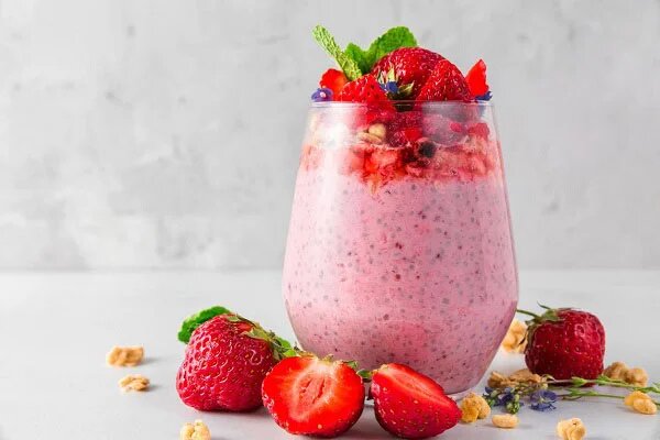 طرز تهیه میلک شیک توت فرنگی، یک نوشیدنی بهاری دلچسب و کافی شاپی