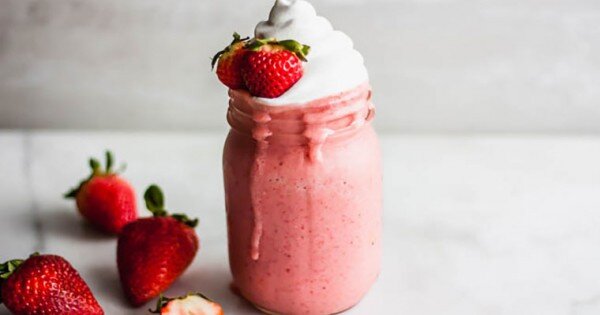 طرز تهیه میلک شیک توت فرنگی، یک نوشیدنی بهاری دلچسب و کافی شاپی