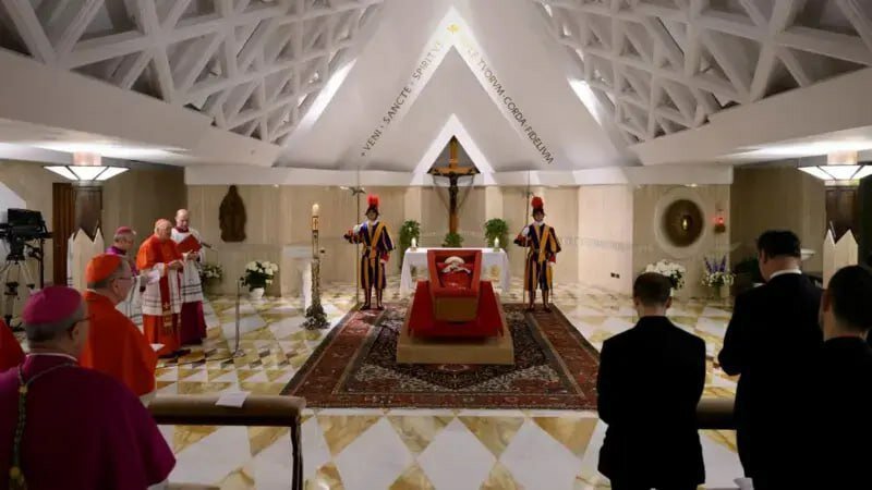 قالی نفیس ایرانی زیر تابوت پاپ | عکس