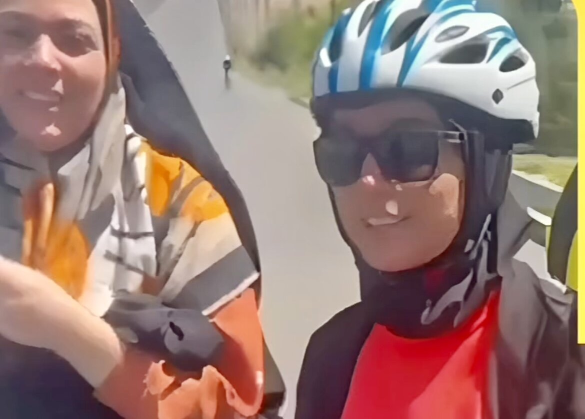 مادر بیرجندی با چادر دنبال دختر دوچرخه سوارش دوید تا به او روحیه بدهد | تصاویری که کاربران فضای مجازی را متحیر کرد + فیلم و عکس