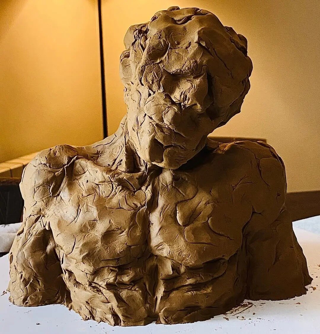 مجسمه گِلی پارسا پیروزفر دست به دست شد + عکس