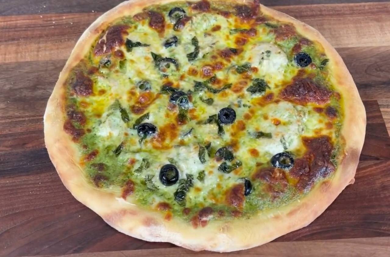 طرز تهیه پیتزا با سس ریحان به همراه آموزش خمیر پیتزا