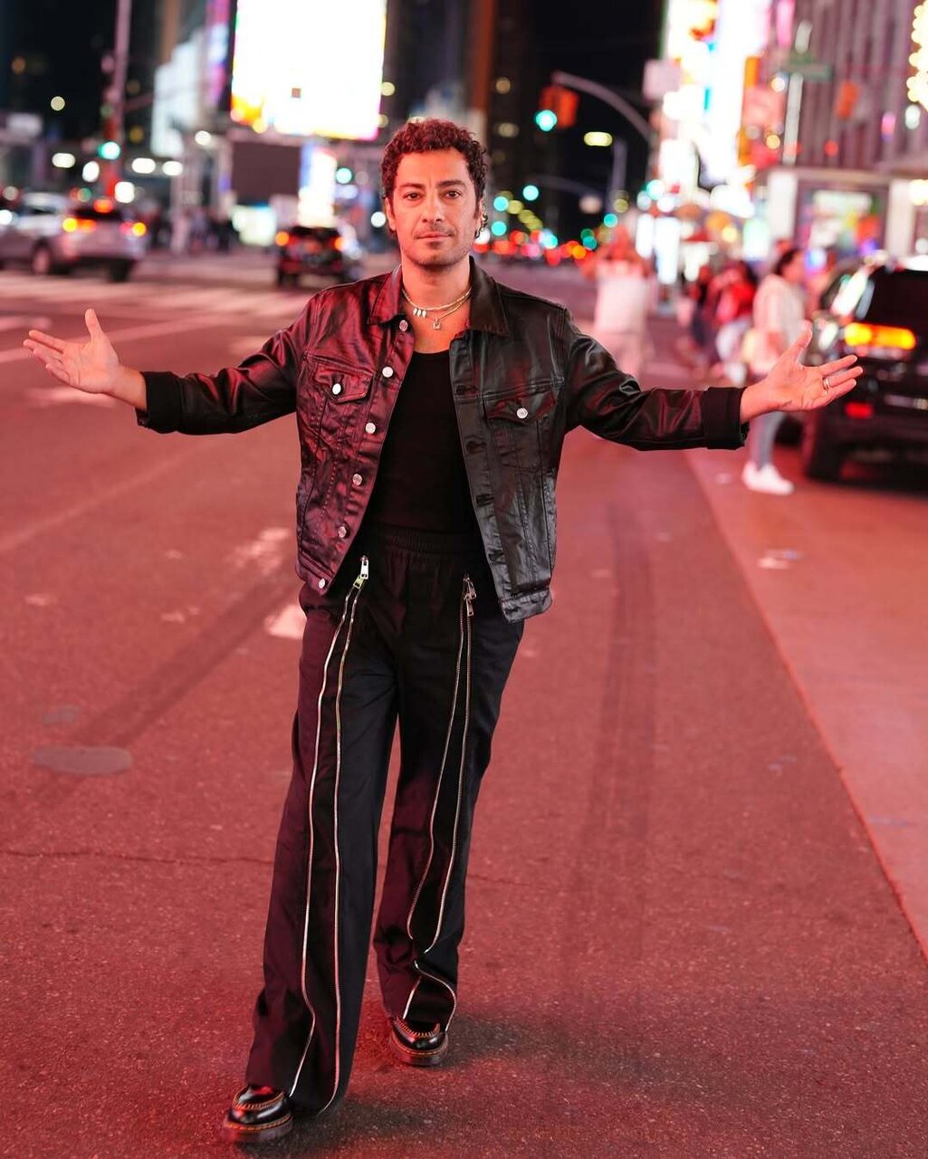 ژست‌های نوید محمدزاده به همراه بهرام افشاری در خیابان‌های نیویورک | تصاویر