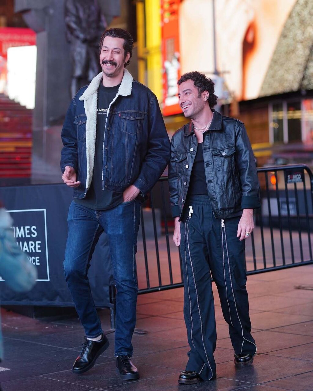 ژستهای نوید محمدزاده به همراه بهرام افشاری در خیابانهای نیویورک | تصاویر