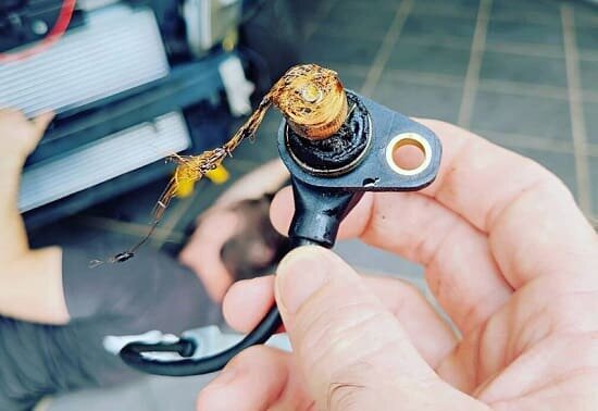 علائم خرابی سنسور دور موتور در خودروهای مختلف | چطور خرابی سنسور دور موتور را تشخیص دهیم؟ + راهحلهایی برای تعمیر و پیشگیری از خرابی آن