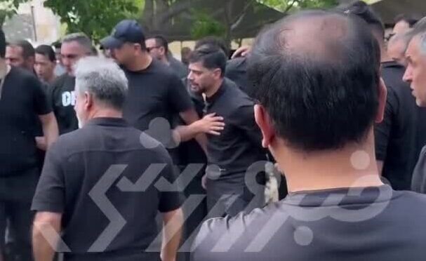 بی تابی کامیابینیا در مراسم خاکسپاری مادرش | عکس