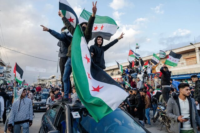 پرچم جدید سوریه در مقر سازمان ملل در نیویورک به اهتزاز درآمد | ویدئو سوریه