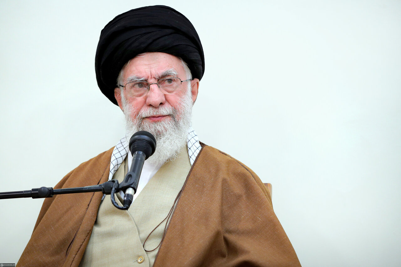 رهبر انقلاب: مردم غزه و لبنان با ایستادگی خود در خط ائمه کار میکنند