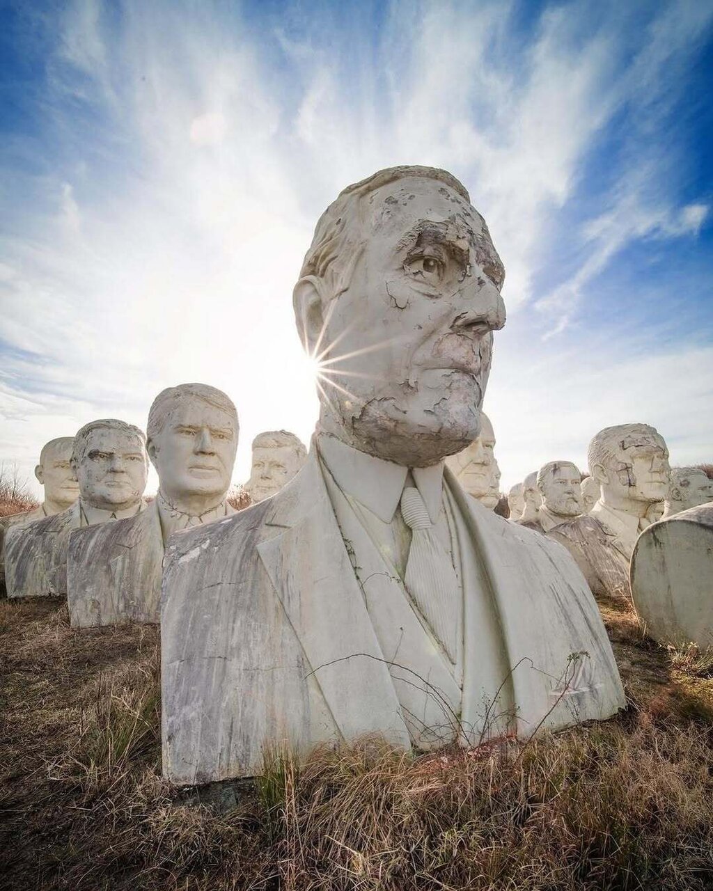 سرهای غولپیکر «روسای جمهور آمریکا» اینجا رها شدهاند! | عکس