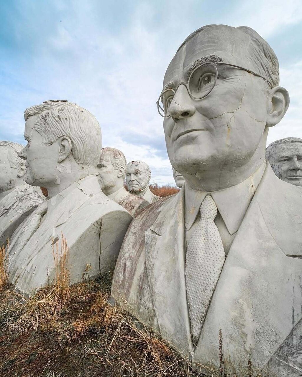 سرهای غولپیکر «روسای جمهور آمریکا» اینجا رها شدهاند! | عکس