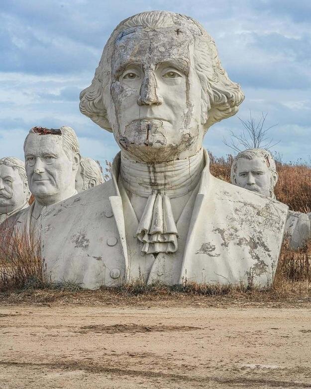 سرهای غولپیکر «روسای جمهور آمریکا» اینجا رها شدهاند! | عکس