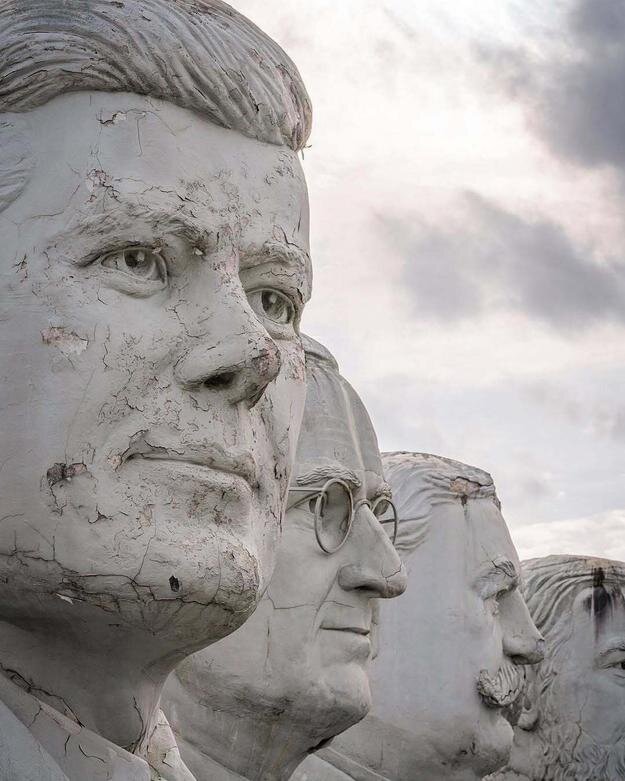 سرهای غولپیکر «روسای جمهور آمریکا» اینجا رها شدهاند! | عکس