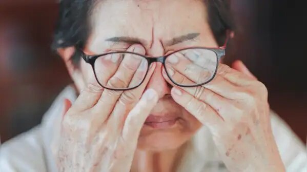 مالیدن چشم چه عوارضی دارد ؟ ؛ بهترین راه برای ترک عادت مالش چشم