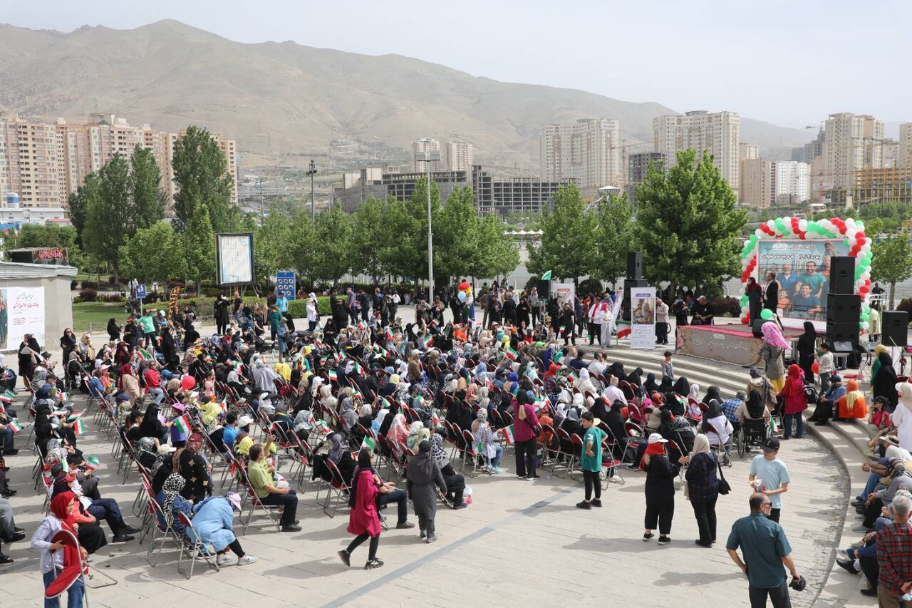 پیادهروی خانوادگی در دریاچه شهدای خلیج فارس