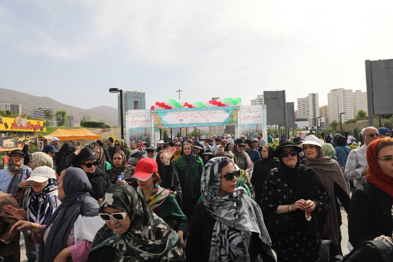 پیادهروی خانوادگی در دریاچه شهدای خلیج فارس