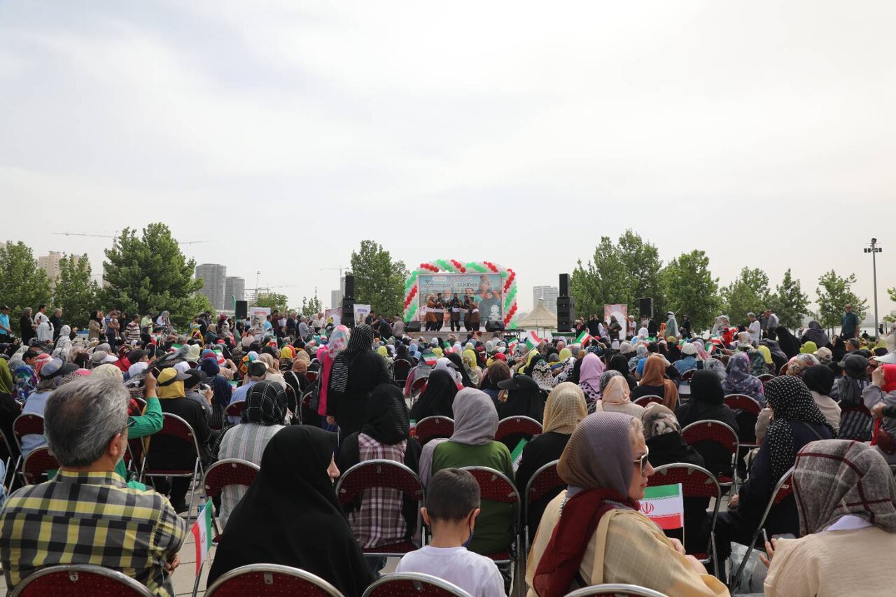 پیاده‌روی خانوادگی در دریاچه شهدای خلیج فارس