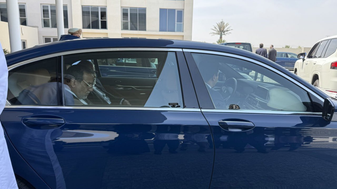 تصویری متفاوت از عباس عراقچی پیش از عزیمت به محل دور سوم مذاکرات | عکس