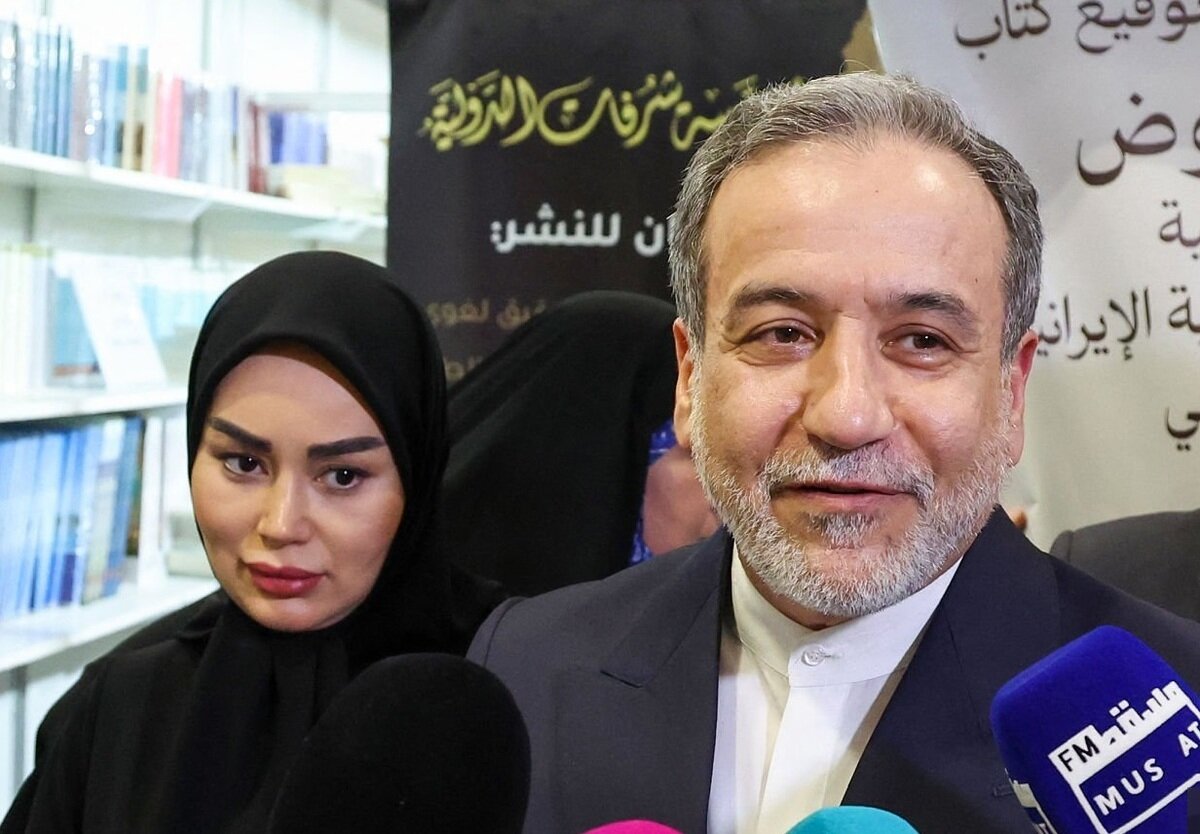  اهداء کتاب «قدرت مذاکره» عراقچی به وزیر خارجه عمان در میانه دور سوم مذاکرات غیرمستقیم ایران و آمریکا