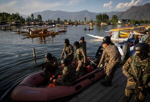 مرز هند و پاکستان میدان جنگ شد؛ تیراندازی ها ادامه دارد | تصاویری تلخ از جدایی خانوادهها
