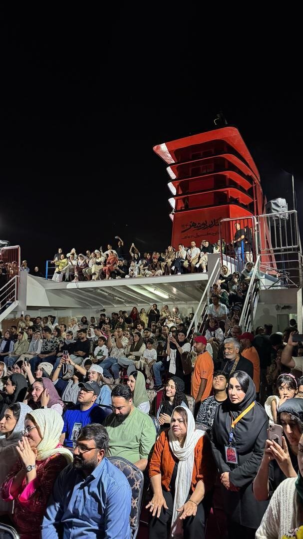 تصویر متفاوت یک کنسرت روی عرشه کشتی در بوشهر | ببینید