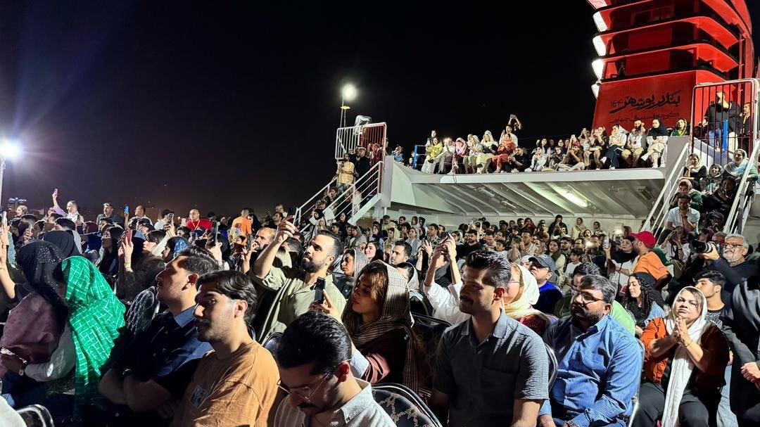 تصویر متفاوت یک کنسرت روی عرشه کشتی در بوشهر | ببینید