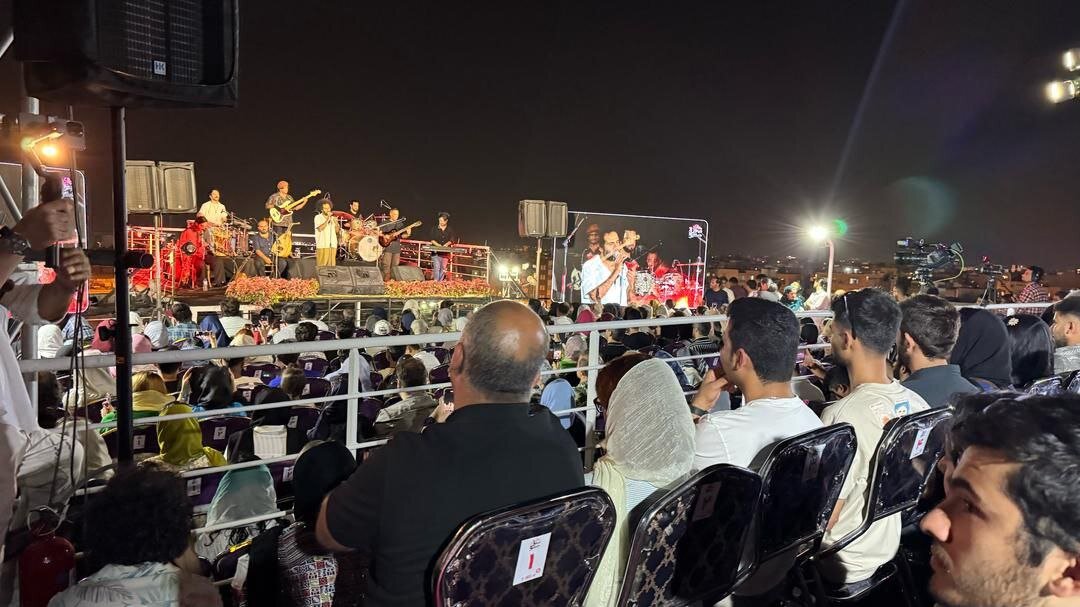 تصویر متفاوت یک کنسرت روی عرشه کشتی در بوشهر | ببینید