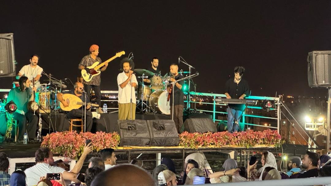 تصویر متفاوت یک کنسرت روی عرشه کشتی در بوشهر | ببینید