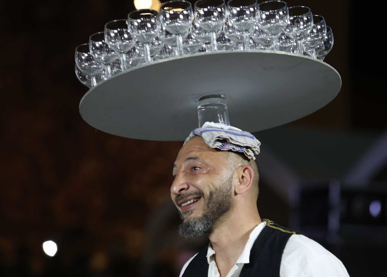 ۴۱۶ لیوان روی سر برای رکورد گینس | تصاویر