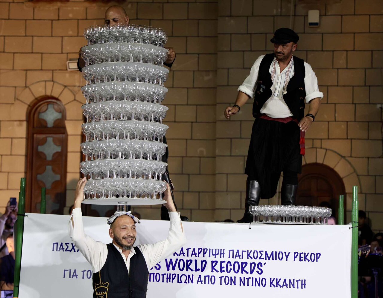 ۴۱۶ لیوان روی سر برای رکورد گینس | تصاویر