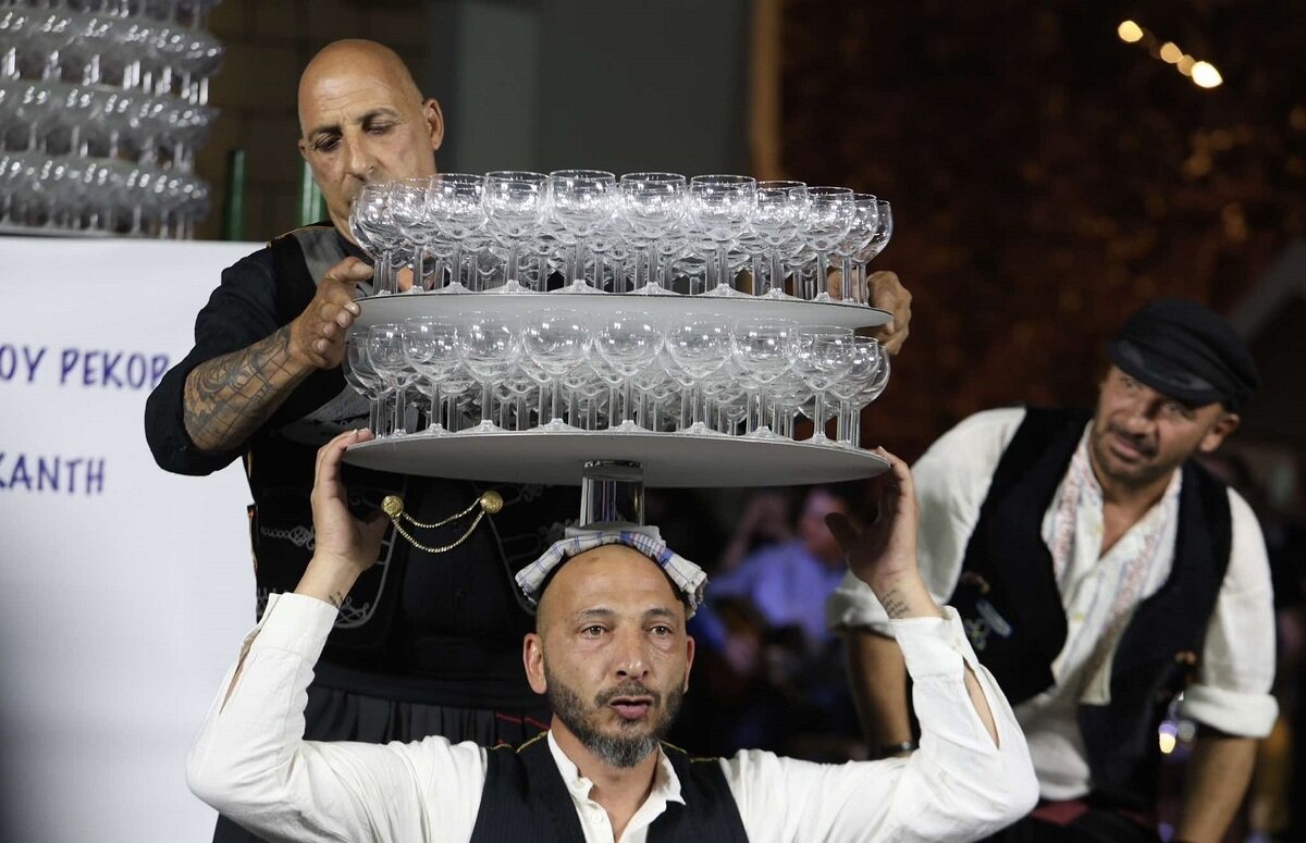 ۴۱۶ لیوان روی سر برای رکورد گینس | تصاویر