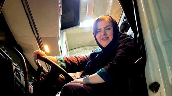 تصاویر اولین راننده تریلی زن در البرز ، آن هم پشت تریلی ۱۷ متری ! + ویدئو