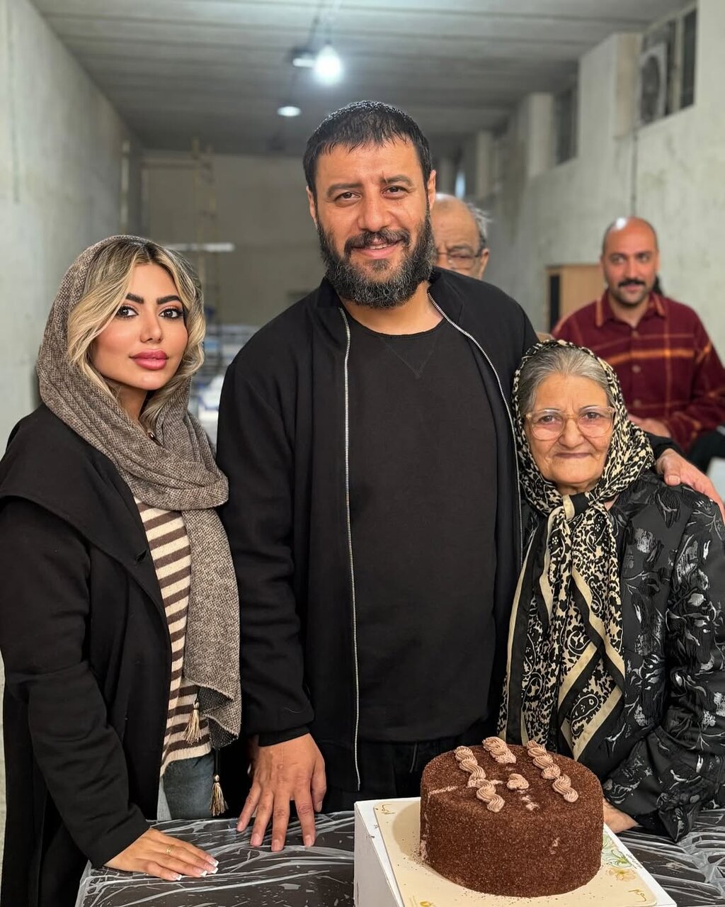 جواد عزتی و مادرش در پشت صحنه سریال وحشی | ببینید