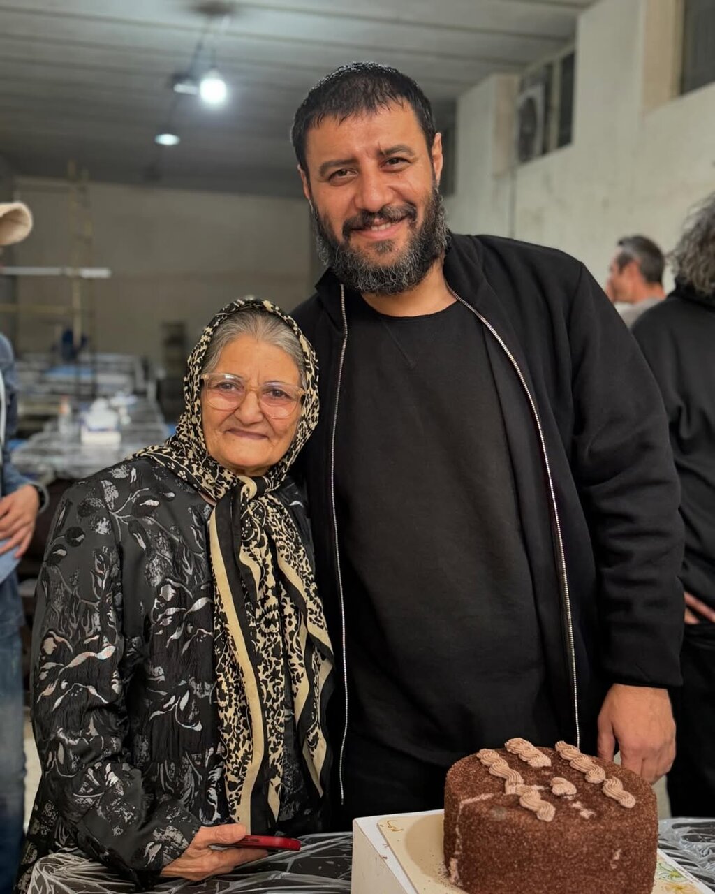 جواد عزتی و مادرش در پشت صحنه سریال وحشی | ببینید