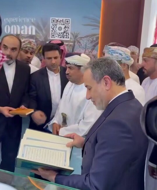 هدیه ویژه سعودی‌ها به عراقچی در مسقط | عکس